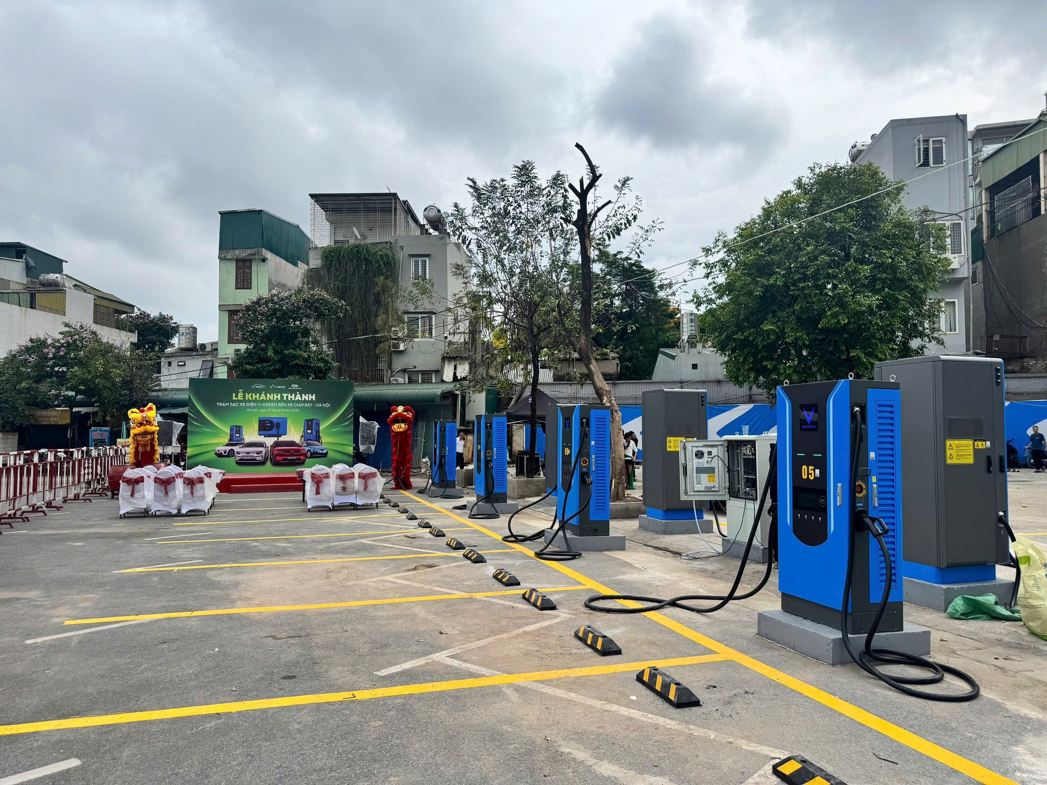 FAST+ CHÍNH THỨC KHAI TRƯƠNG TRẠM SẠC 40 SÚNG SẠC TẠI BẾN XE GIÁP BÁT!