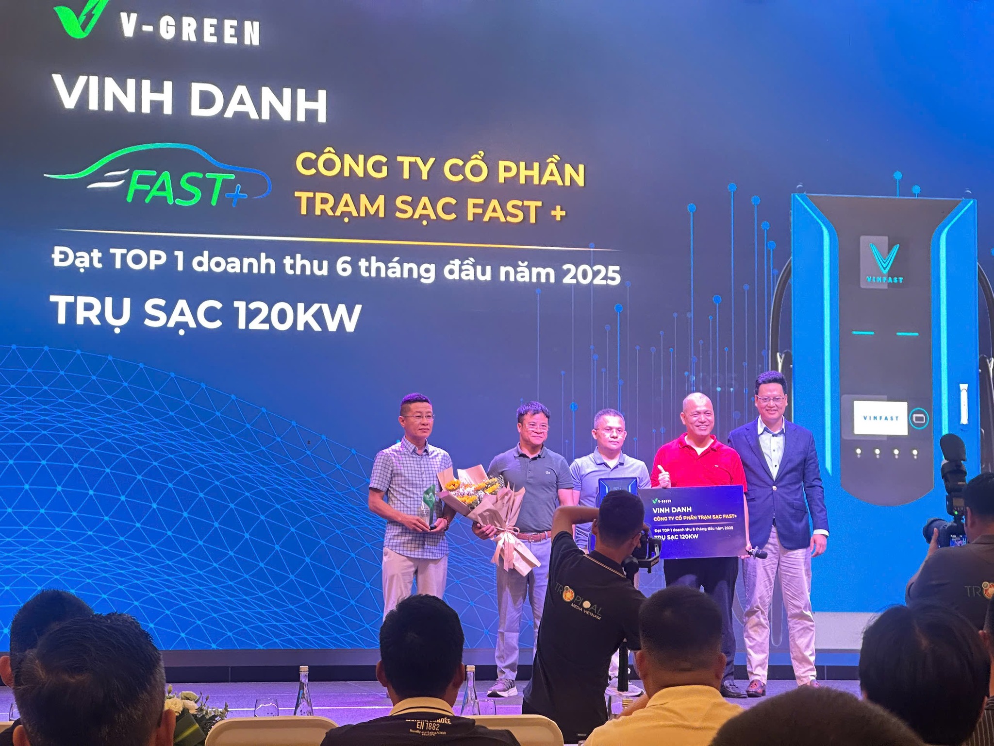 FAST+ VINH DỰ ĐẠT TOP 1 DOANH THU TRẠM SẠC NHƯỢNG QUYỀN TRONG 6 THÁNG ĐẦU NĂM 2025