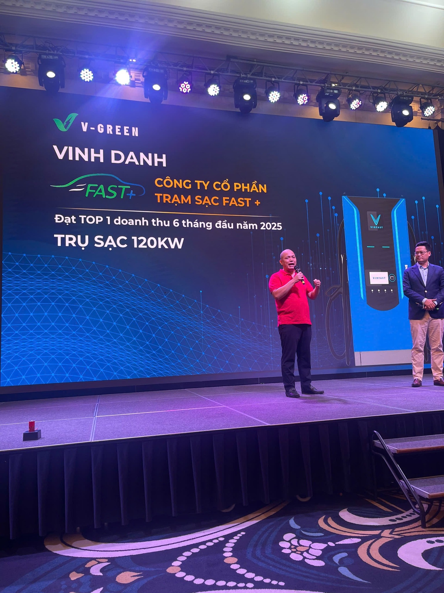 FAST+ VINH DỰ ĐẠT TOP 1 DOANH THU TRẠM SẠC NHƯỢNG QUYỀN TRONG 6 THÁNG ĐẦU NĂM 2025