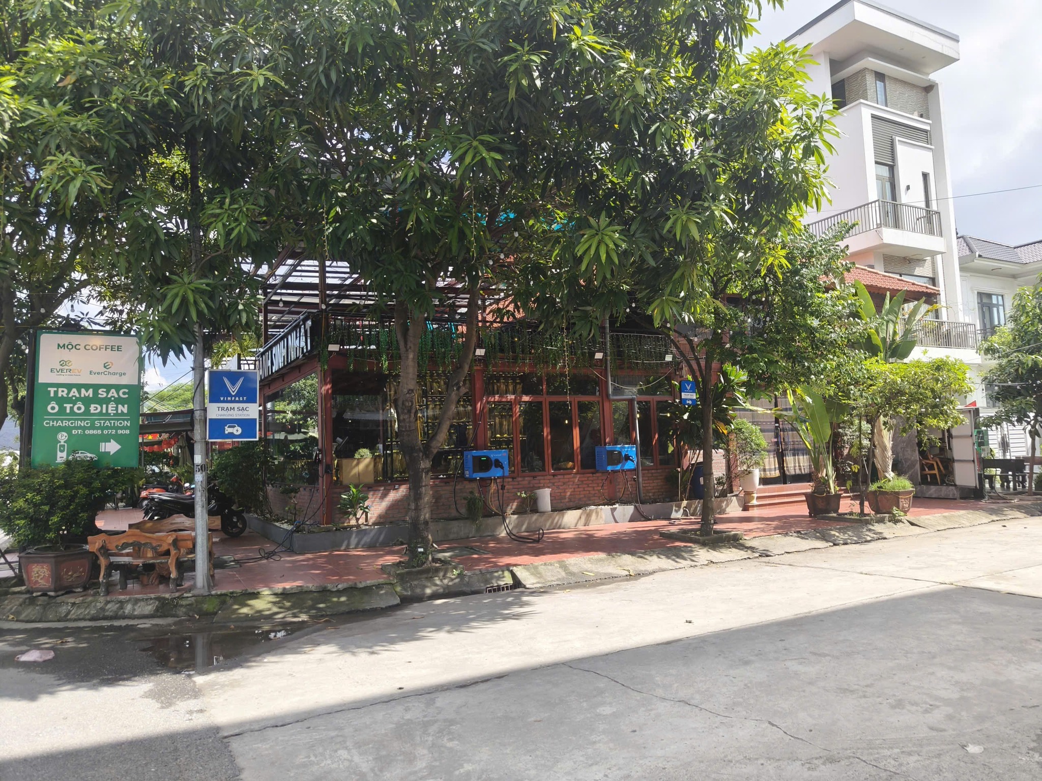 CÀ PHÊ TRẠM SẠC – CÂU CHUYỆN CỦA NHỮNG NGƯỜI BẮT KỊP XU HƯỚNG XANH 2025