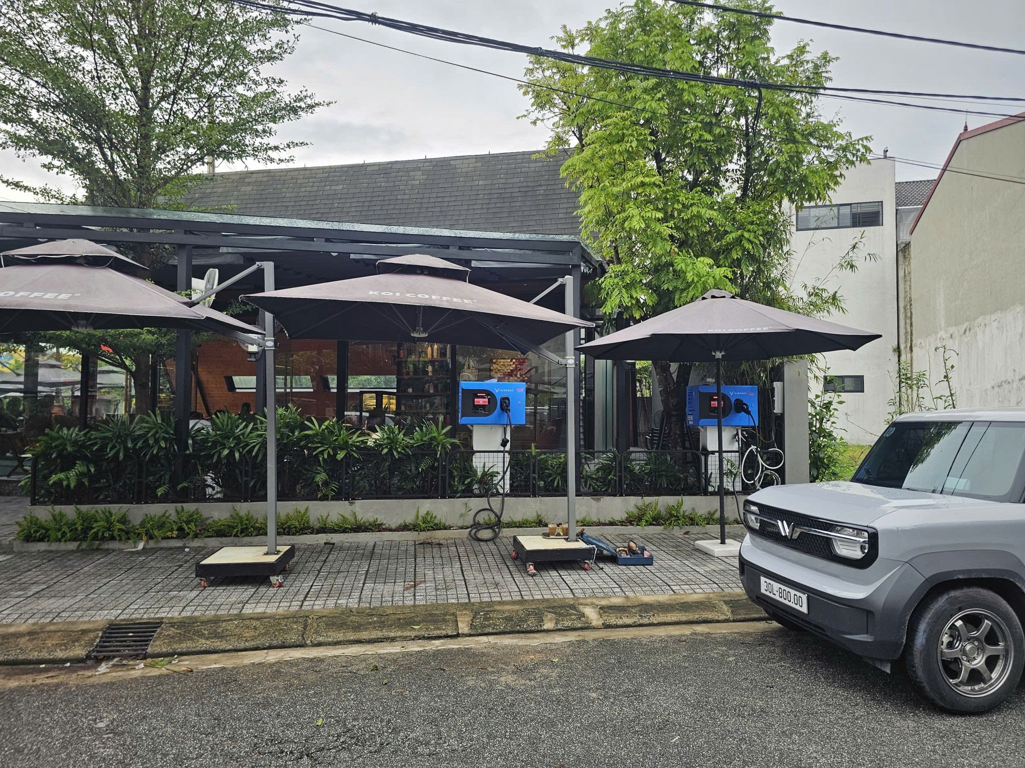 CÀ PHÊ TRẠM SẠC – CÂU CHUYỆN CỦA NHỮNG NGƯỜI BẮT KỊP XU HƯỚNG XANH 2025