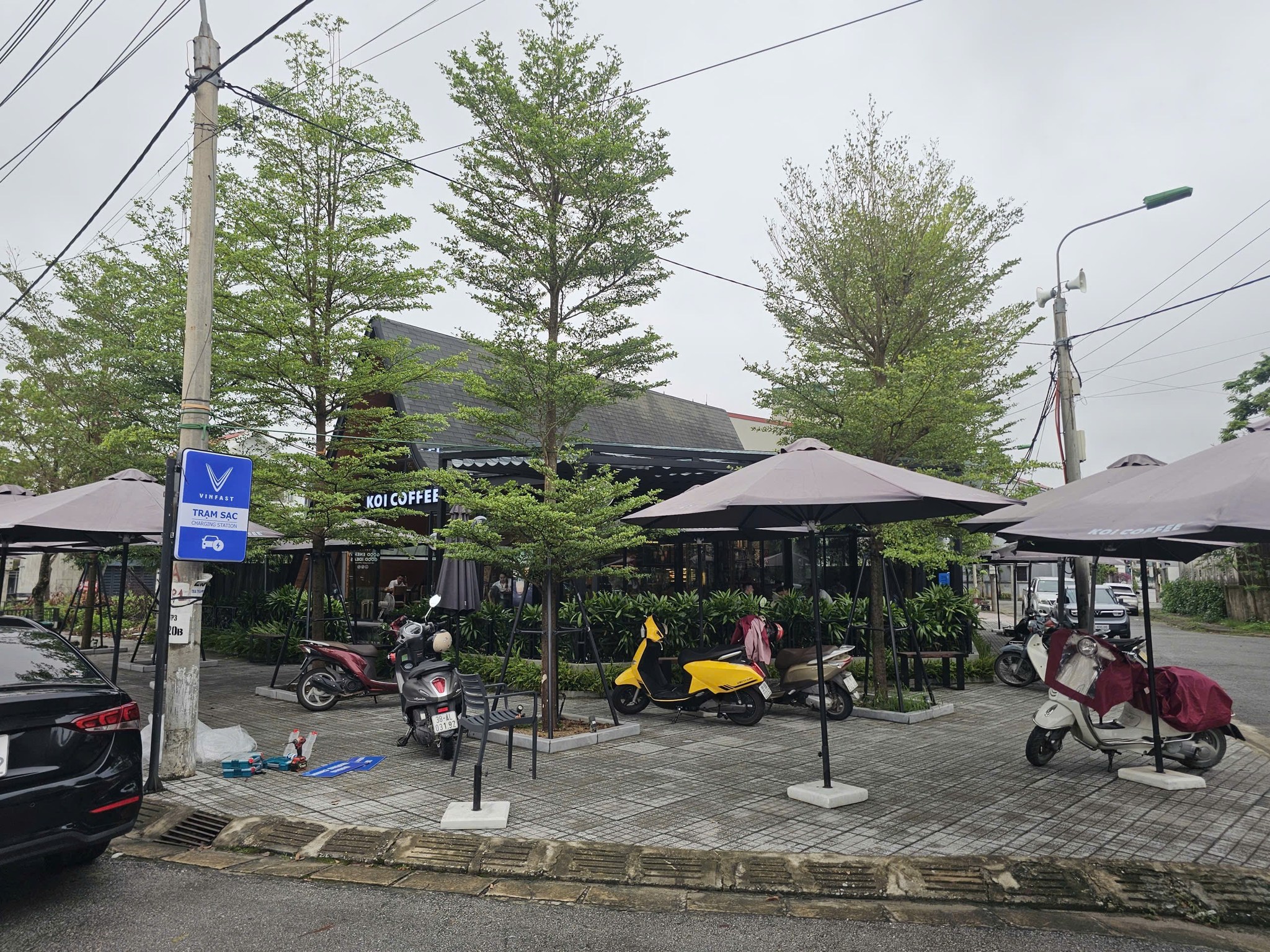 CÀ PHÊ TRẠM SẠC – CÂU CHUYỆN CỦA NHỮNG NGƯỜI BẮT KỊP XU HƯỚNG XANH 2025