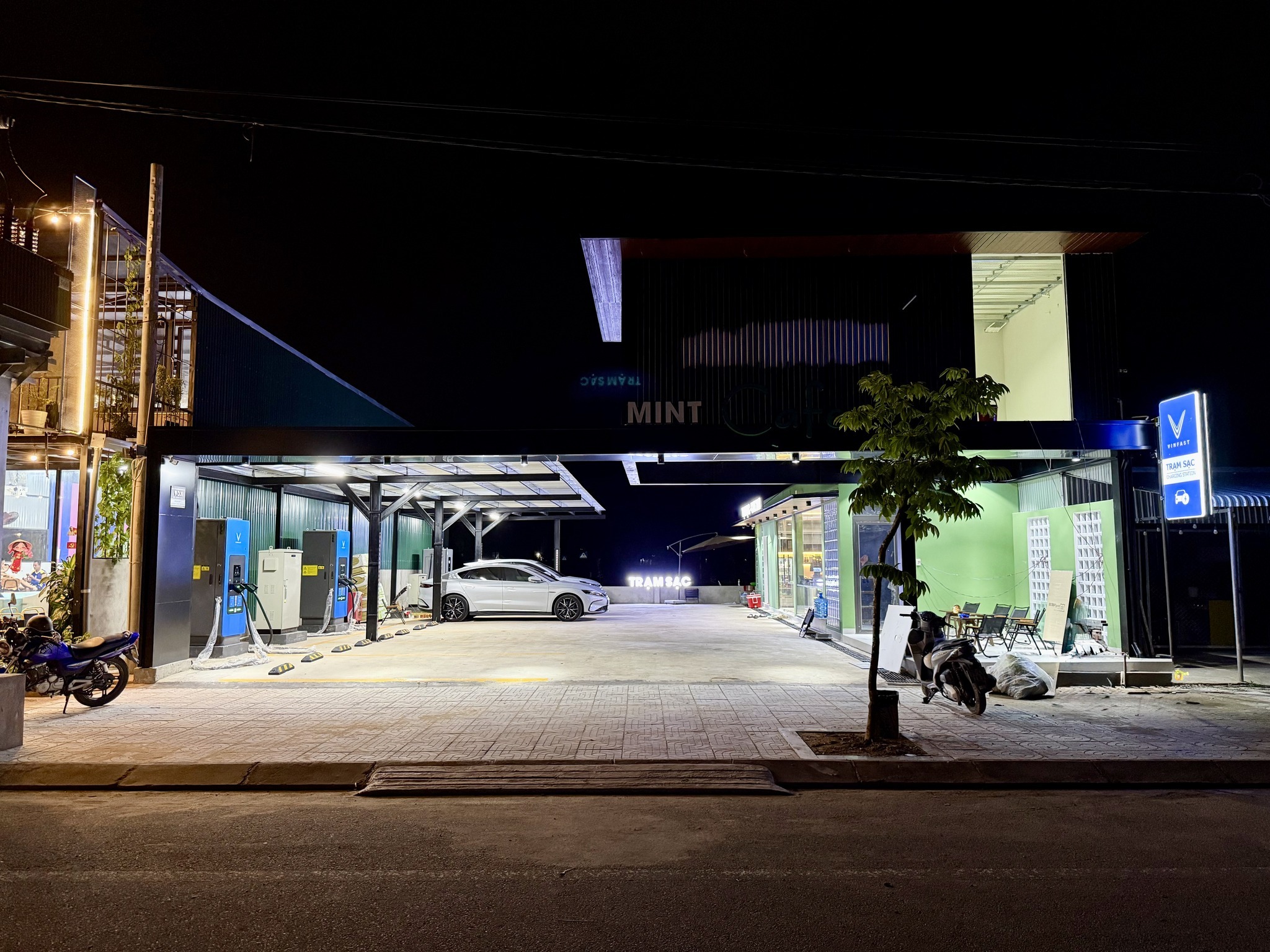 THẾ NÀO LÀ MỘT TRẠM SẠC SANG – XỊN – MỊN?