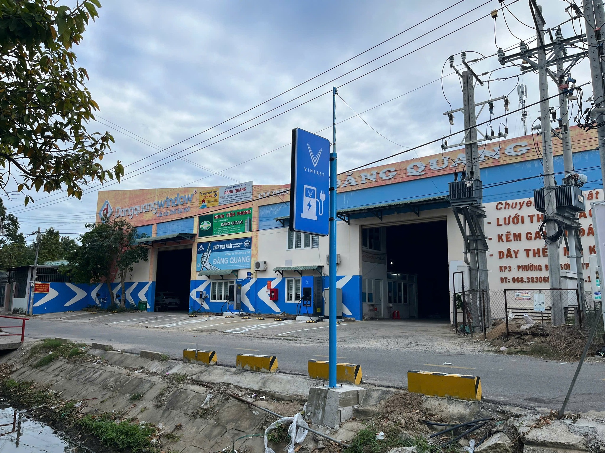 TRẠM SẠC KẾT HỢP ĐIỆN MẶT TRỜI – XU THẾ TƯƠNG LAI CỦA NĂNG LƯỢNG XANH