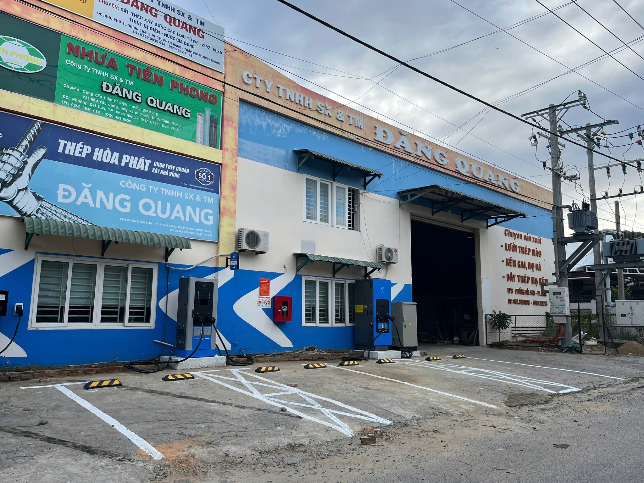 TRẠM SẠC KẾT HỢP ĐIỆN MẶT TRỜI – XU THẾ TƯƠNG LAI CỦA NĂNG LƯỢNG XANH