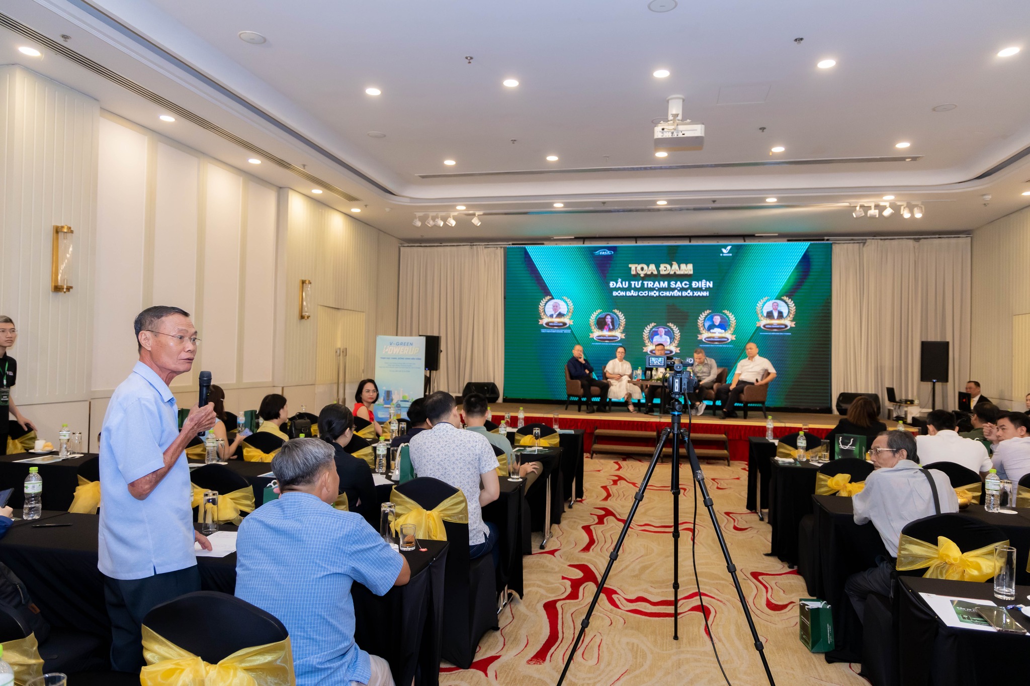 “MÌNH CẦN CÓ NHAU” – CÂU CHUYỆN TRẠM SẠC CỦA ÔNG LÃO U80 TẠI HẬU NGHĨA TÂY NINH