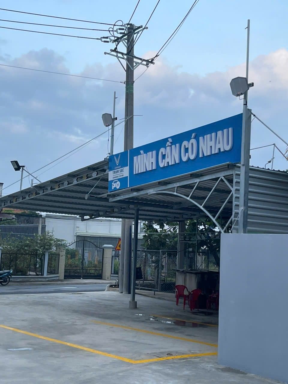 “MÌNH CẦN CÓ NHAU” – CÂU CHUYỆN TRẠM SẠC CỦA ÔNG LÃO U80 TẠI HẬU NGHĨA TÂY NINH
