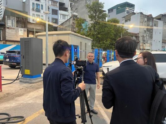 ĐÀI TRUYỀN HÌNH NHẬT BẢN PHỎNG VẤN VỀ MÔ HÌNH TRẠM SẠC NHƯỢNG QUYỀN