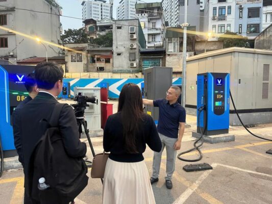 ĐÀI TRUYỀN HÌNH NHẬT BẢN PHỎNG VẤN VỀ MÔ HÌNH TRẠM SẠC NHƯỢNG QUYỀN